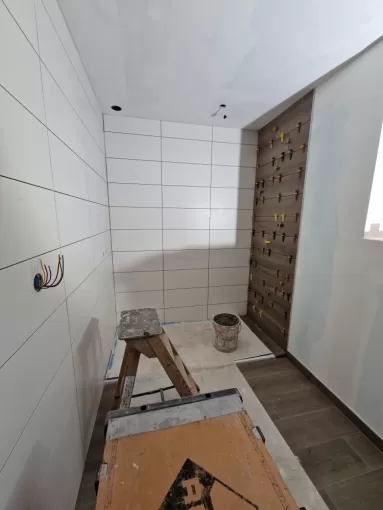 Rénovation d'une salle de bains avec faïence blanche et sol imitation bois à Septème, proximité de Vienne, Barbosa David Carrelages