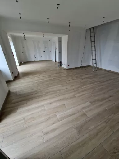 Rénovation d'un corps de ferme avec carrelage imitation bois à Septème, proximité de Vienne, Barbosa David Carrelages