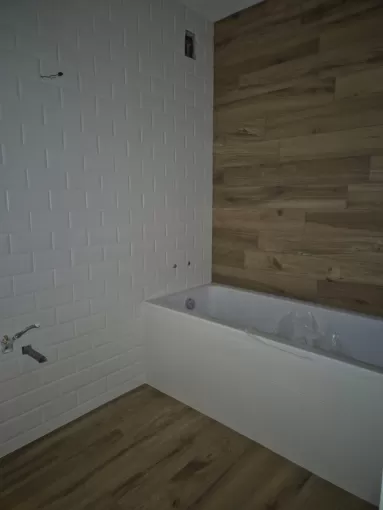 Rénovation d'une salle de bain avec carrelage imitation bois à Saint-Chamond, proximité de Vienne, Barbosa David Carrelages