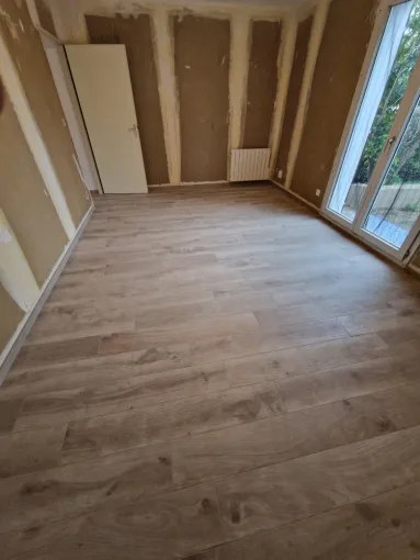 Pose carrelage imitation bois dans une villa à Toussieu, proximité de Vienne, Barbosa David Carrelages