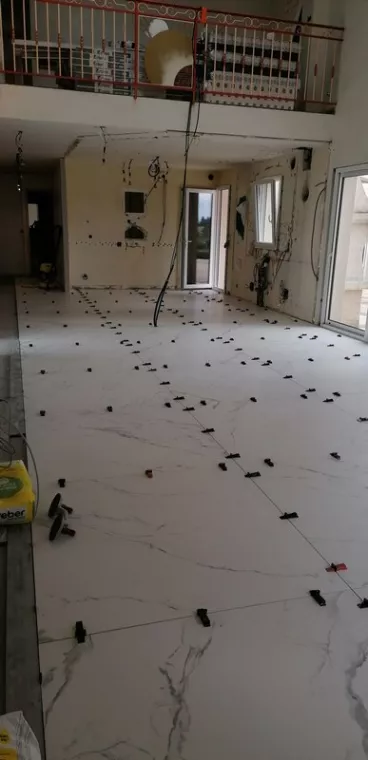 Pose de carrelage grand format sur un plancher chauffant dans un appartement à Vienne, Vienne, Barbosa David Carrelages