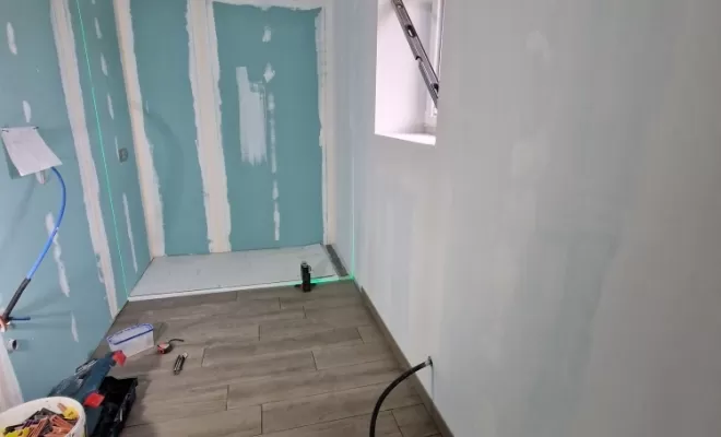 Rénovation d'une salle de bains avec faïence blanche et sol imitation bois à Septème, proximité de Vienne, Barbosa David Carrelages