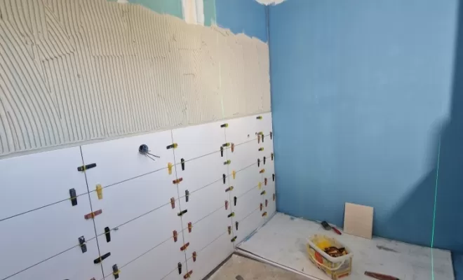 Rénovation d'une salle de bains avec faïence blanche et sol imitation bois à Septème, proximité de Vienne, Barbosa David Carrelages