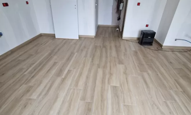 Rénovation d'un corps de ferme avec carrelage imitation bois à Septème, proximité de Vienne, Barbosa David Carrelages