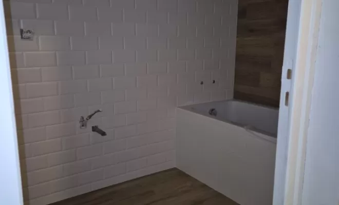 Rénovation d'une salle de bain avec carrelage imitation bois à Saint-Chamond, proximité de Vienne, Barbosa David Carrelages