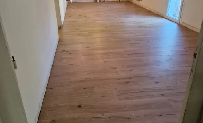 Création d'un studio avec carrelage imitation bois à Charantonnay, proximité de Vienne, Barbosa David Carrelages